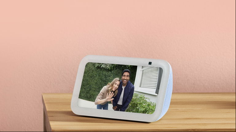 Cambiar tu despertador por esta pantalla inteligente de Amazon puede ser una de tus mejores decisiones del año: merece mucho la pena